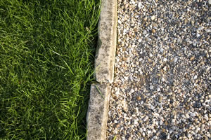 Rasenkante verlegen - Metall, PVC, Beton oder Naturstein?